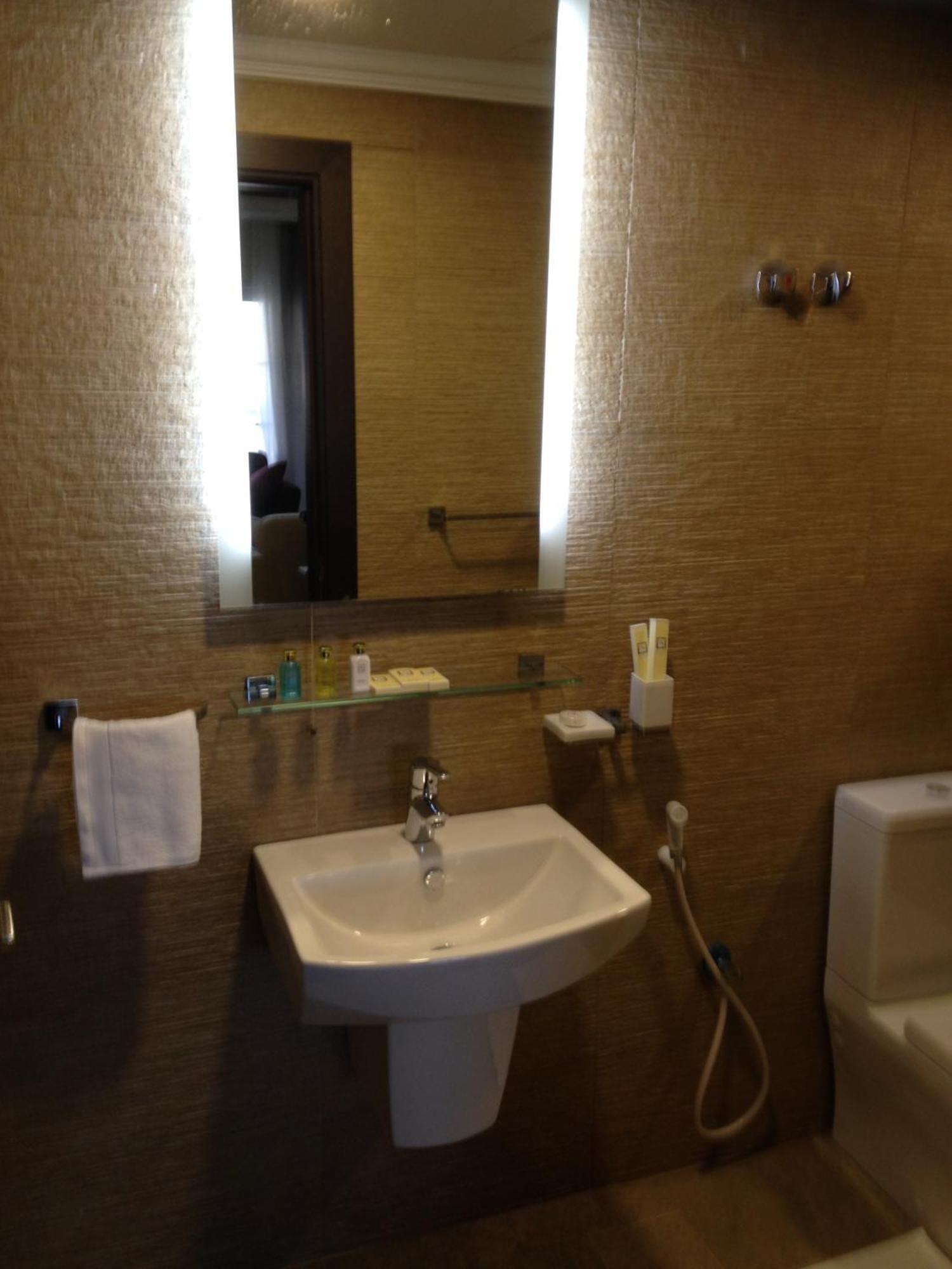 Adams Hotel Kuwait City Zimmer foto